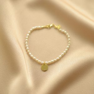 pulsera de perlas y charm-blingbling