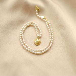 collar de perlas y concha-blingbling