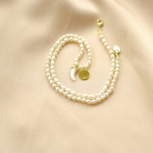 Collar de perlas y colmillo blanco-blingbling